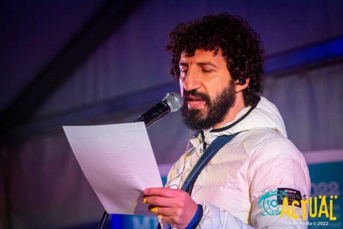 En la imagen, un momento de la actuación del cantautor y poeta Marwan. Foto: Kike Ayala.