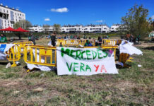 Varios cientos de personas ocupan el solar del futuro CEIP ‘Mercedes Vera’ pidiendo el fin de los barracones