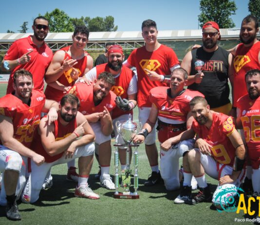 En la imagen, parte de la plantilla de los Osos de Rivas posan junto al trofeo de campeones de la Spanish Bowl. Foto: Paco Rodríguez (Rivas Actual).