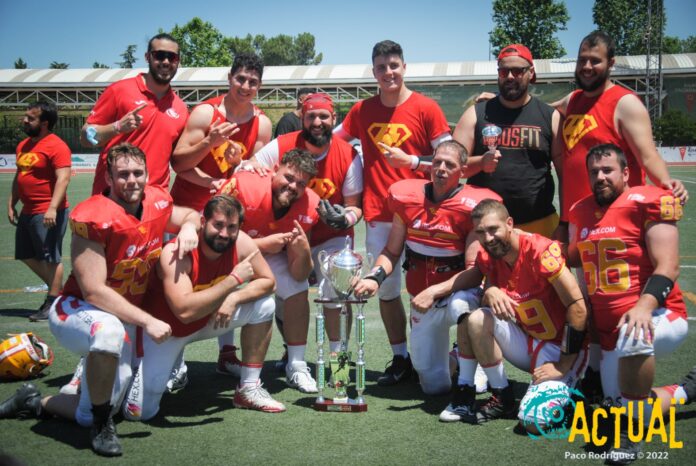 En la imagen, parte de la plantilla de los Osos de Rivas posan junto al trofeo de campeones de la Spanish Bowl. Foto: Paco Rodríguez (Rivas Actual).
