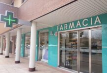 El Ayuntamiento estudiará la implantación de plazas de estacionamiento «limitado y rotativo» ante las farmacias