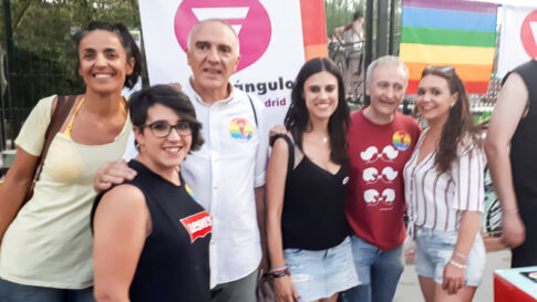 En la imagen, Miguel Ángel Sánchez junto a Yasmin Manji y Aida Castillejo en una celebración del Orgullo en Rivas.