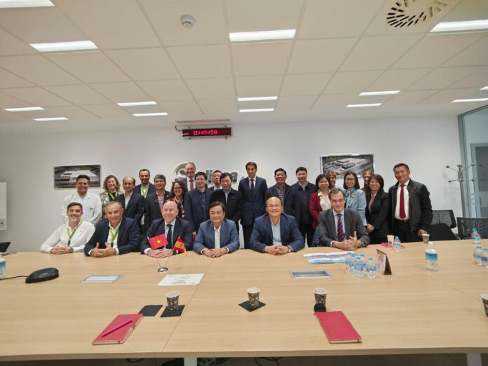 Delegacion vietnamita a Sediasa