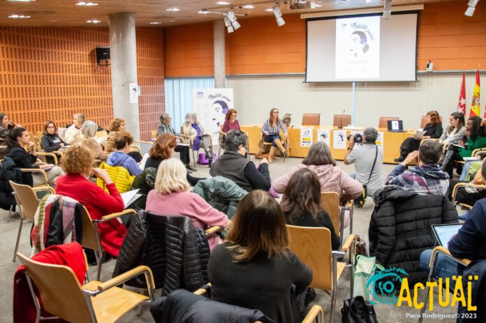 DSC_0043 En la imagen, un momento de la jornada sobre la invisibilidad de la violencia económica como forma de violencia machista celebrada el pasado miércoles 22 de noviembre en la sala Pedro Cerolo bajo el lema “Maldito parné”. Foto: Paco Rodríguez (Rivas Actual).