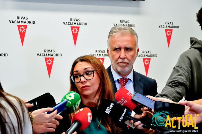 La alcaldesa de Rivas Vaciamadrid, Aída Castillejo, junto al ministro de Política Territorial y Memoria Democrática, Ángel Víctor Torres, realizando unas declaraciones. Foto: Paco Rodríguez (Rivas Actual).