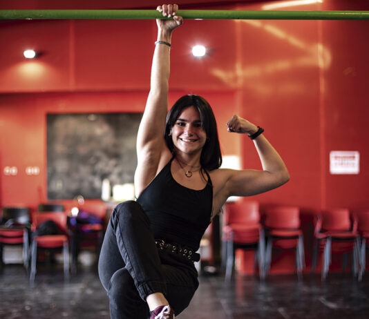 En la imagen, la ripense Paola Rubio practicando calistenia o street workout en La Casa+Grande, en marzo de 2021.