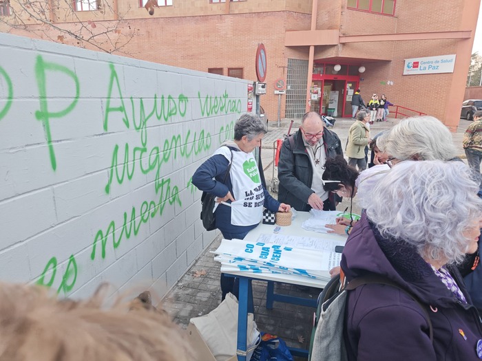 Más de un centenar de personas se concentraron de nuevo ante el centro ...