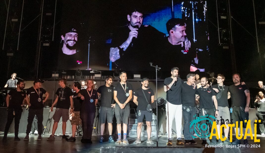 Melendi sube a los técnicos al escenario para reconocer y agradecer su trabajo ante los contratiempos producidos por las inclemencias meteorológicas. Foto: Fernando Rojas SPH para Rivas Actual.