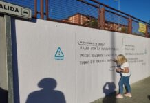 Las cuatro poesías ganadoras del concurso de ‘Acción Poética por la Sanidad Pública’, plasmados ya en paredes de Rivas