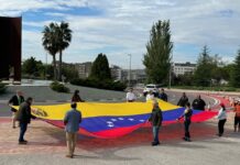 Una plataforma local por Venezuela despliega en Rivas una bandera gigante «en apoyo a todos los venezolanos» de la ciudad