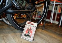 La presentación del libro ‘Bicicleta o barbarie’ invita a reflexionar sobre la sociedad actual