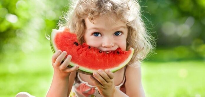nina-come-sandia-bocados-p
