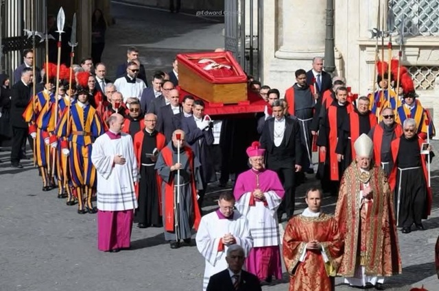 Feretro entierro Papa Francisco