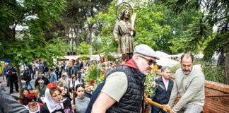 En la imagen, la recogida de San Isidro en el templo cargado por los anderos. Foto: Kike Ayala (Rivas Actual).