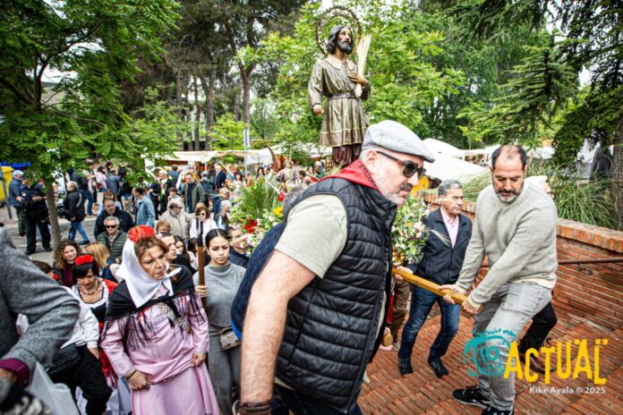 En la imagen, la recogida de San Isidro en el templo cargado por los anderos. Foto: Kike Ayala (Rivas Actual).