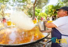 Paella y ¡se acabó!, hasta el año que viene En la imagen, un momento en que unos de los "mestre paeller" de GALBIS lanza el arroz a la paella. Foto: Kike Ayala (Rivas Actual).
