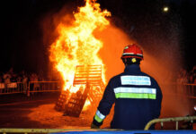 La hoguera de San Juan en las fiestas de Covibar volvió a reunir a gran número de vecinos y vecinas