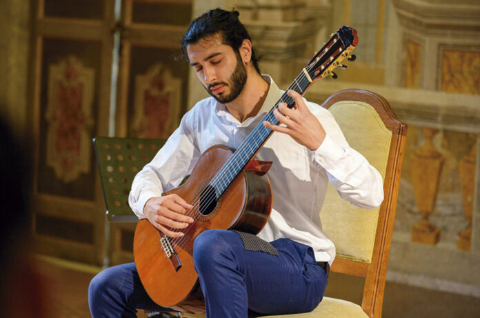 Davide-Mascia-por-Damiano-Rosa En la imagen el guitarrista el guitarrista italiano Davide Mascia: Foto: Ayuntamiento de Rivas (Damiano Rosa).