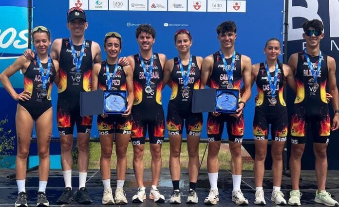 Boletin 10-25 Diablillos de Rivas - 5 Julio - Campeonato Europa Clubes Triatlón relevos mixtos - Foto Los componentes de las cuatro parejas (Foto Diablillos Rivas)