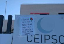 Familias y alumnado del CEIPSO La Luna inundan el centro con carteles de solidaridad con Palestina