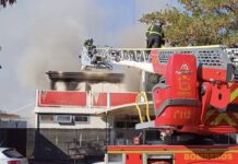 Efectivos de bomberos sofocan un incendio producido en la sede de Protección Civil en Rivas
