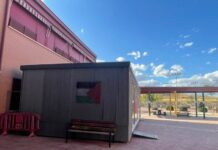 La comunidad educativa del CEIP Dulce Chacón hará una fiesta de comienzo de curso ‘deseando’ ver su patio libre de barracones
