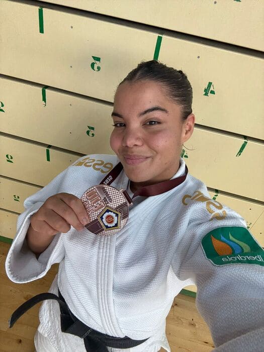 Nisrin Bousba bronce