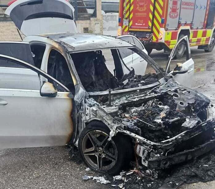Coche incendiado frente Karting Rivas