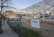 Ayuso y Serrano de visita en Rivas… y la casa sin barrer