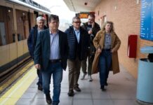 Los socialistas Alberto Cabeza y Guillermo Hita se suben al metro para exigir la unificación de la línea 9B