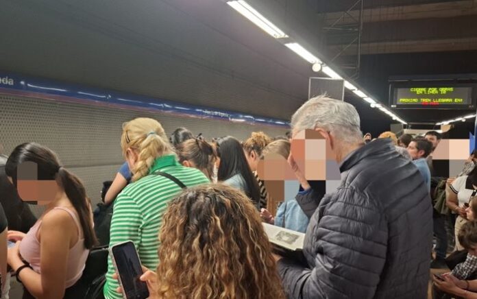 Gente andén linea 9B