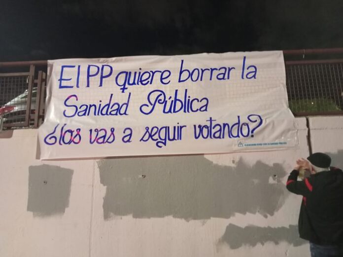 Pancarta sustituyendo mural borrado