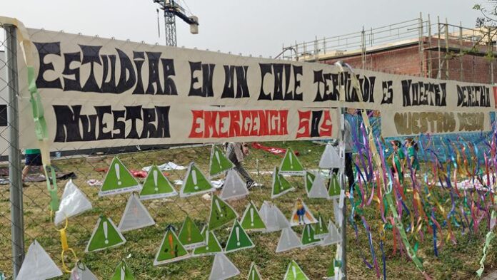 pancarta emergencia educativa