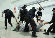 La Ertzaintza agrede en el aeropuerto de Bilbao a participantes en la Global Sumud Flotilla torturados por Israel