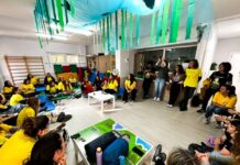 La marea amarilla se «encierra» en la escuela Platero de Rivas tras cinco semanas de huelga