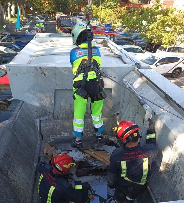 Rescate mujer contenedor (1)