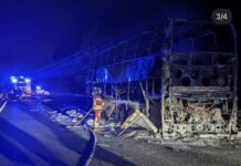 Un autobús con 64 pasajeros arde en la A-3 a la altura de Arganda sin dejar heridos