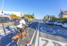 El Ayuntamiento «actualiza» algunos tramos de los carriles bici eliminando los elementos que los separan de la circulación de automóviles