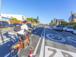 El Ayuntamiento «actualiza» algunos tramos de los carriles bici eliminando los elementos que los separan de la circulación de automóviles
