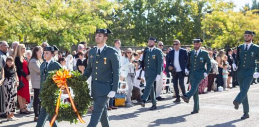 La Guardia Civil de Rivas Vaciamadrid celebró su patrona En la imagen, dos guardias portan la corona que se deposita en el acto a los caídos. Foto: Kike Ayala (Rivas Actual)