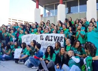 La huelga indefinida de la educación pública arranca con una concentración de 200 docentes en Rivas