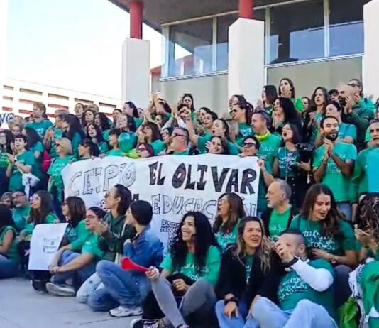 La huelga indefinida de la educación pública arranca con una concentración de 200 docentes en Rivas