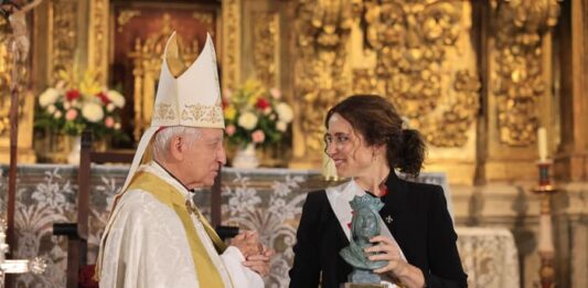 Díaz Ayuso, investida Dama de Honor del Capítulo de la Reina Isabel La Católica en Madrigal de las Altas Torres de Ávila