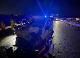 Aparatoso accidente en la A-3 entre una furgoneta y un camión cisterna