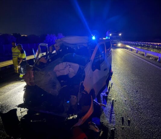 Aparatoso accidente en la A-3 entre una furgoneta y un camión cisterna